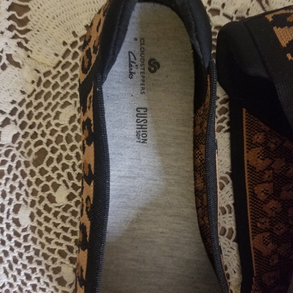 Clarks Cloudsteppers Cushioned Animal Print Flat Size 8 - Picture 2 of 6